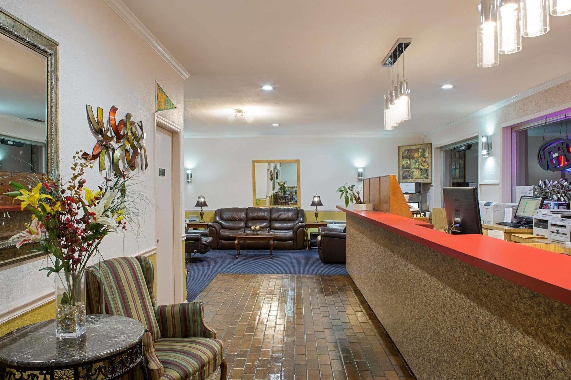 Days Inn By Wyndham Tallahassee-Government Center מראה חיצוני תמונה
