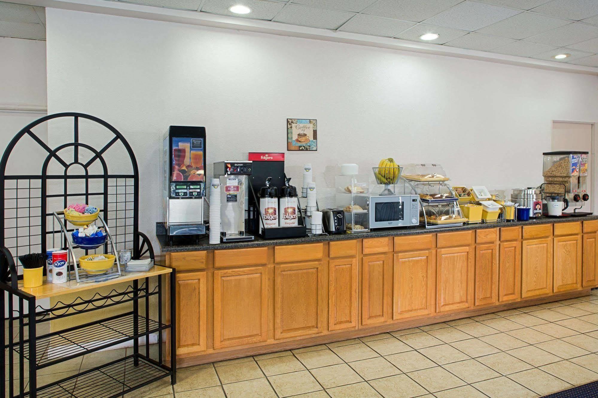 Days Inn By Wyndham Tallahassee-Government Center מראה חיצוני תמונה