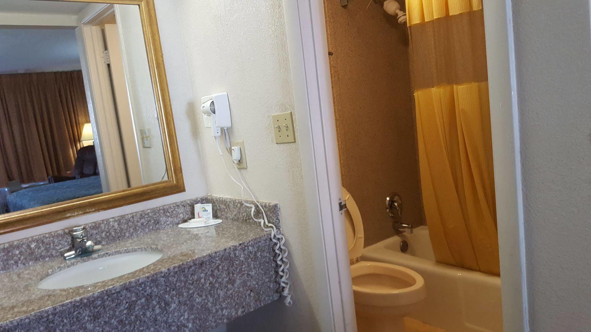 Days Inn By Wyndham Tallahassee-Government Center מראה חיצוני תמונה