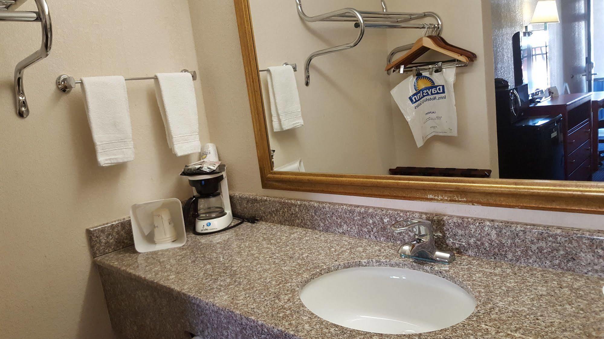Days Inn By Wyndham Tallahassee-Government Center מראה חיצוני תמונה