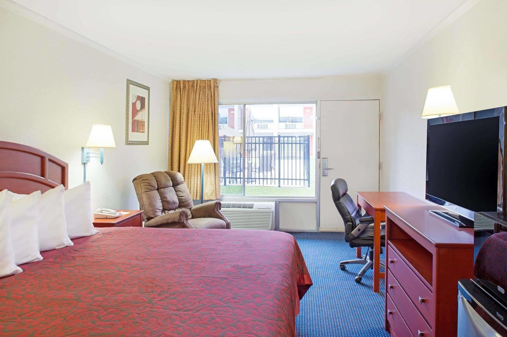 Days Inn By Wyndham Tallahassee-Government Center מראה חיצוני תמונה