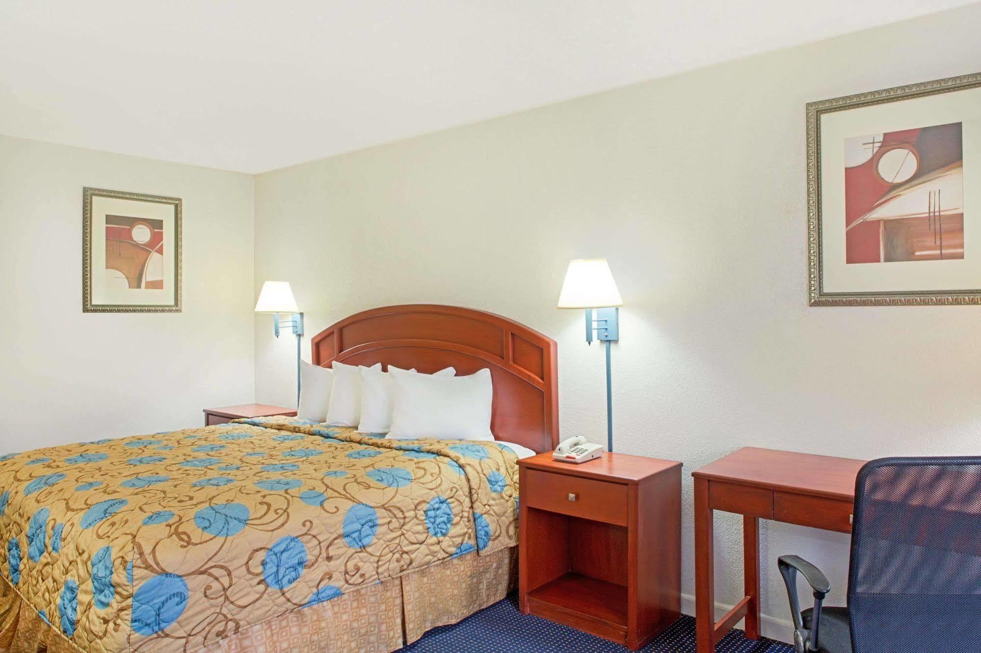 Days Inn By Wyndham Tallahassee-Government Center מראה חיצוני תמונה