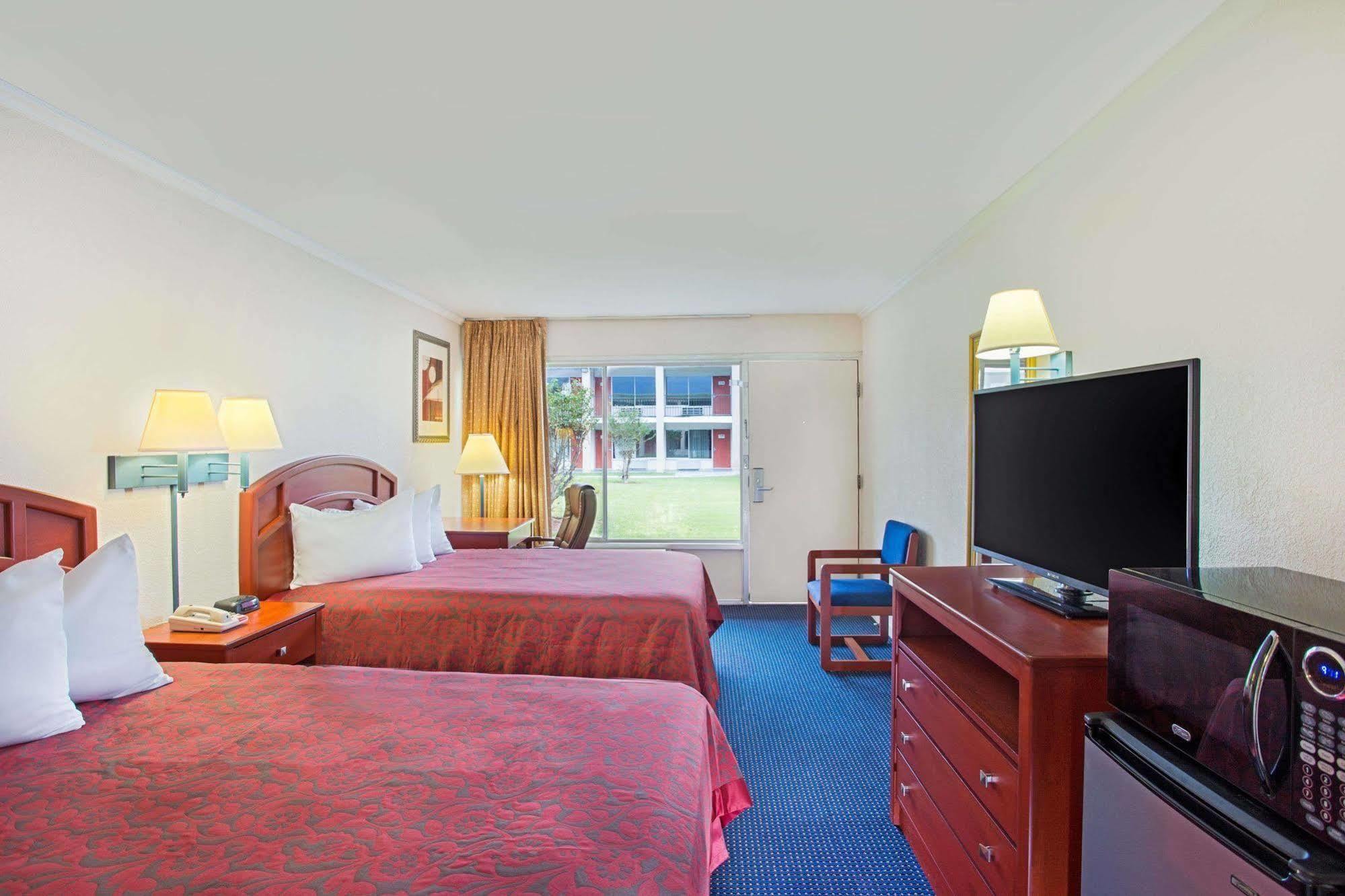 Days Inn By Wyndham Tallahassee-Government Center מראה חיצוני תמונה