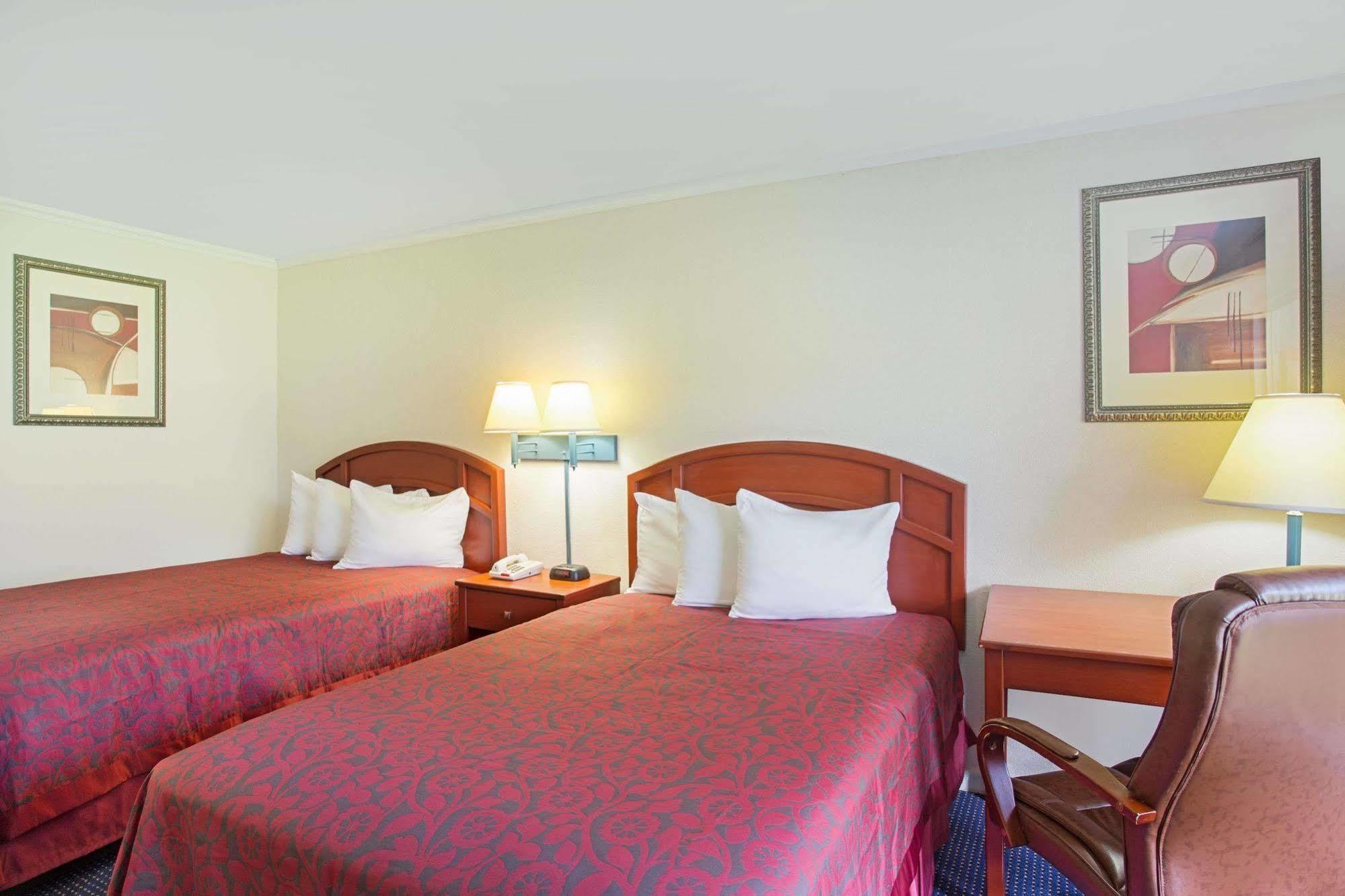 Days Inn By Wyndham Tallahassee-Government Center מראה חיצוני תמונה