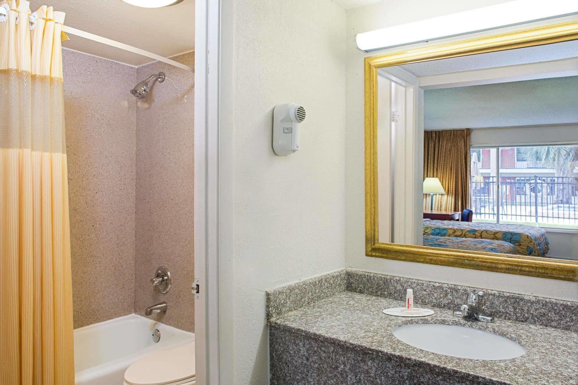 Days Inn By Wyndham Tallahassee-Government Center מראה חיצוני תמונה