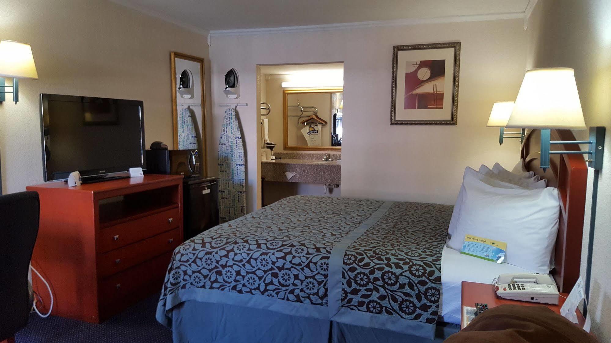 Days Inn By Wyndham Tallahassee-Government Center מראה חיצוני תמונה