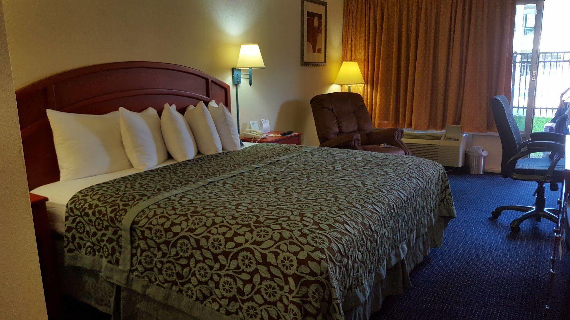 Days Inn By Wyndham Tallahassee-Government Center מראה חיצוני תמונה